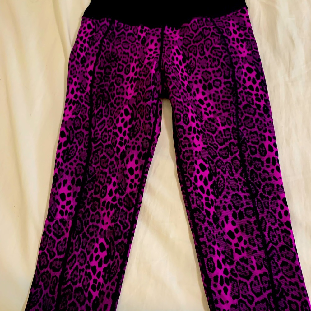 Betsy Johnson Violet animal print leggings size medium stretch.